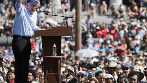 Mitingul lui Bernie Sanders atrage o mulțime record în Los Angeles