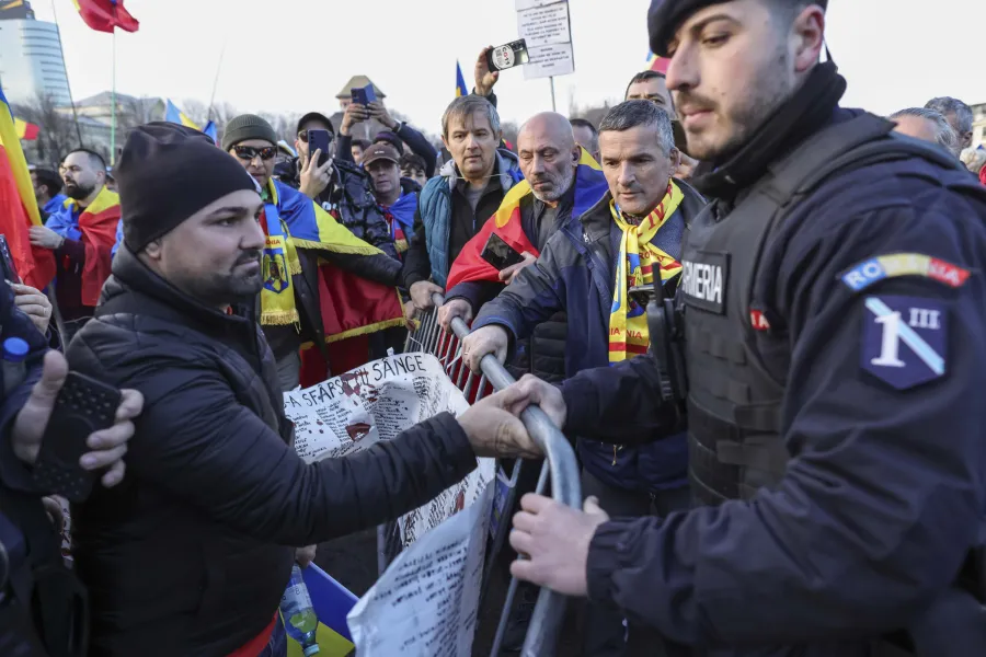 Protest calin georgescu in Piata Victoriei din Bucuresti, 24 ianuarie 2025. 