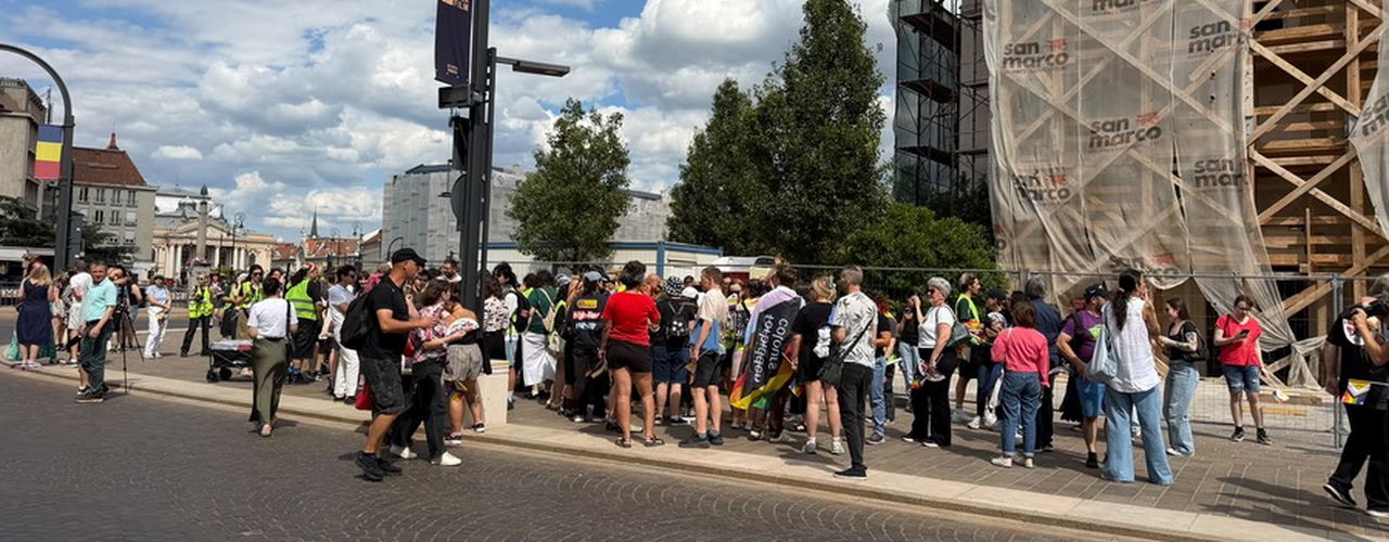 Oradea Pride 2026: Participanți amendați încă dinainte să pornească în marș / La eveniment a venit și Avocatul Poporului, Renate Weber / Bolojan a afirmat că n-a apucat să se documenteze pe acest subiect