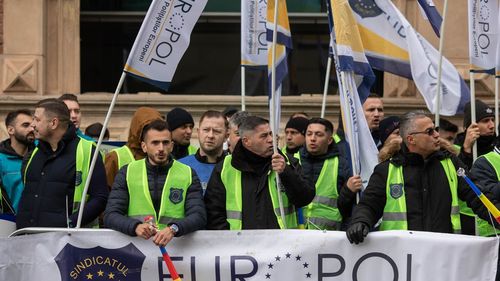 FOTO Sindicaliştii din Poliţie şi polițiștii din penitenciare protestează în faţa Ministerului Muncii / Principalele nemulțumiri, legate de plafonarea salariului și normele de hrană și echipare