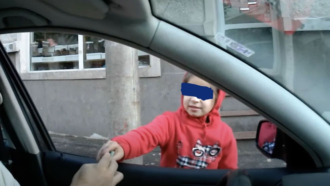 11 copii au fost forțați să cerșească chiar de către familiile lor, în județul Bihor. Mai multe percheziții pentru destructurarea acestei rețele. Două femei, reținute