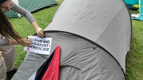 Tabără pro-palestiniană în curtea unei facultăți din Cluj-Napoca/ Studenţii au şapte revendicări, între care oprirea colaborării cu mai multe firme