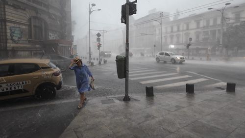 RO-Alert actualizat în București: Codul portocaliu a fost ridicat la Cod roșu. Rafale de până la 90 km/h, grindină de până la 3 cm și ploi torențiale