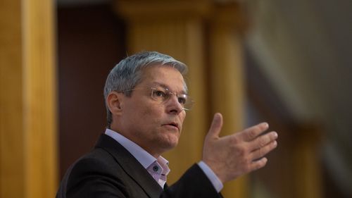 Europarlamentarul Dacian Cioloș spune că România TV ar trebui închisă: ”Nu este nici presă, nici jurnalism și nu servește decât fugarului țepar Sebastian Ghiță”/ Reacția, după derapajele consecutive ale RTV privind moartea jurnalistei Iulia Marin și oamenii cu suferințe psihice