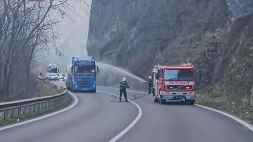 BREAKING Trafic blocat complet pe Valea Oltului, la Călimănești / Sunt scăpări de gaze dintr-o autocisternă / Rute ocolitoare