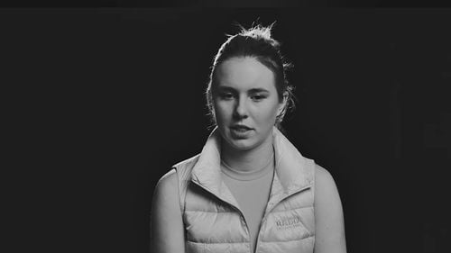 Durerea din afara terenului: Jucătoarea Linda Noskova, atacată de pariori după decesul mamei