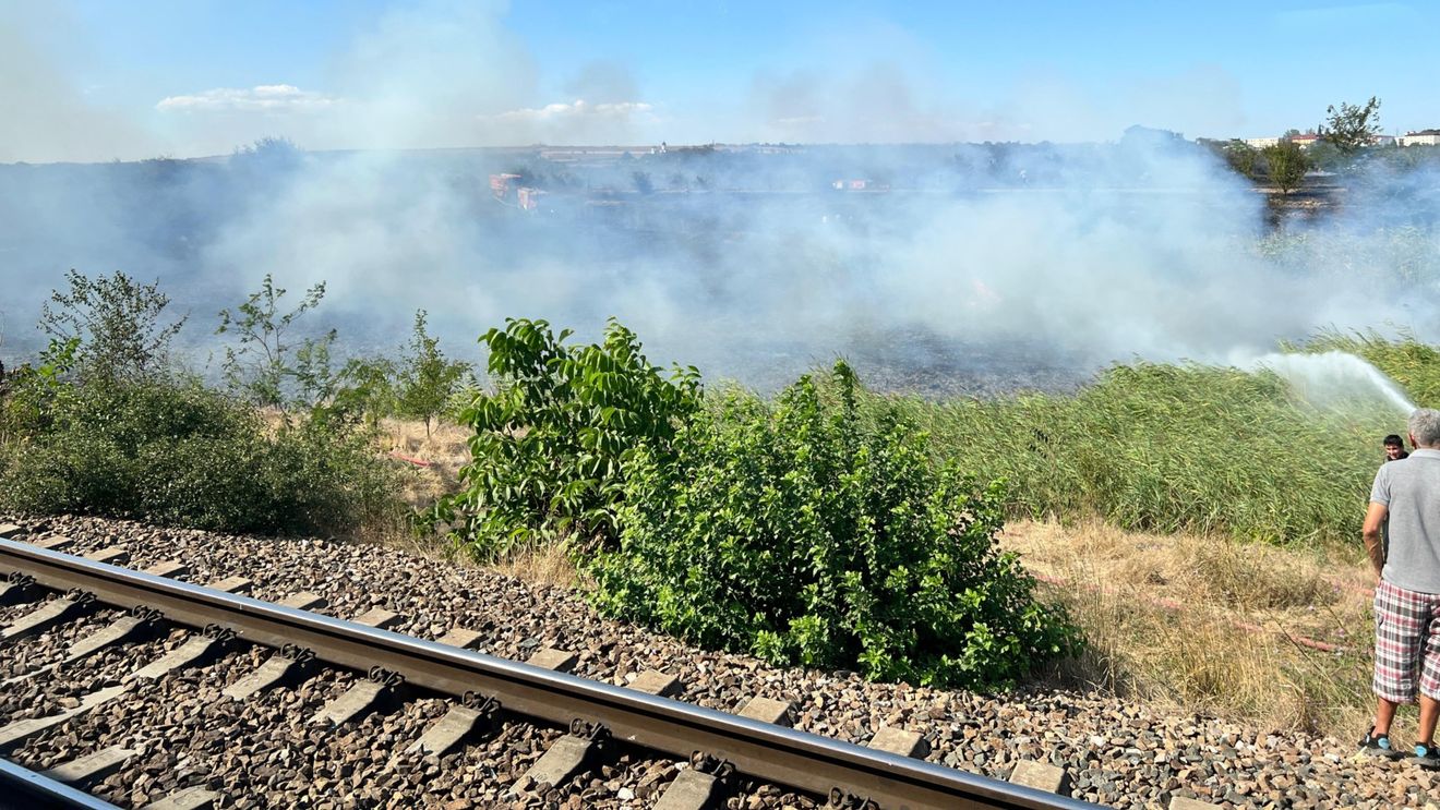 UPDATE | FOTO Persoană decedată în incendiul major de vegetație care a blocat circulația trenurilor între Medgidia și Mircea Vodă mai multe ore duminică. Martori oculari: peste 5 trenuri blocate și linii de tensiune afectate