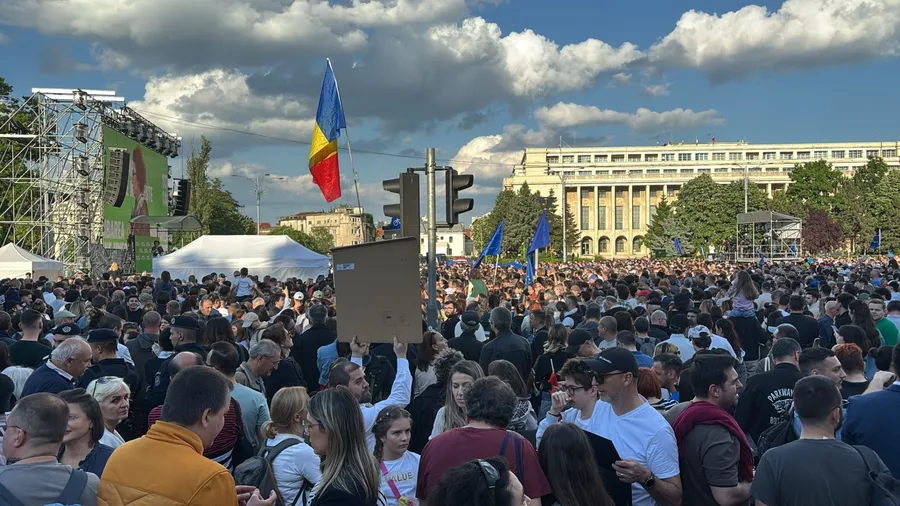 miting electoral nicusor dan in piata victoriei din bucuresti 11 mai 2025