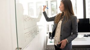 Rezultate inițiale Definitivat 2025. Aproape 5.800 de profesori au promovat și primesc drept de practică / Cele mai multe note sunt între 8 și 8,50
