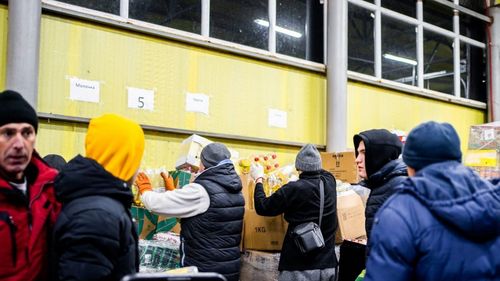 FOTO Un convoi umanitar de 11 tiruri al Arhiepiscopiei Sucevei și Rădăuților a ajuns la Cernăuți / Pentru colectarea ajutoarelor s-a implicat și Arhiepiscopia Vadului, Feleacului şi Clujului