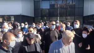 VIDEO Protest în fața Biroului Electoral al Sectorului 1: Dan Tudorache și susținătorii cer renumărarea voturilor / Centralizarea s-a încheiat aseară, Clotilde Armand a câștigat cu peste 1.000 de voturi