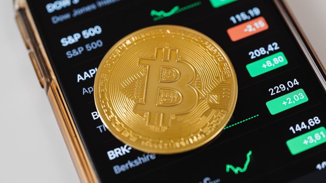 Platforma pentru criptomonede Binance investeşte 200 de milioane de dolari în compania media Forbes