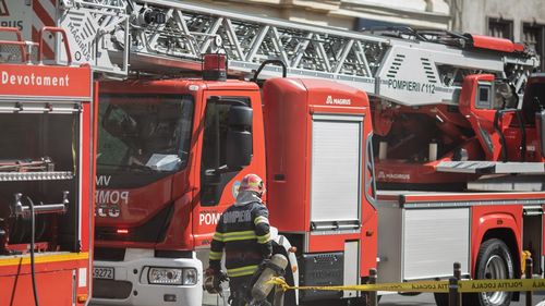 Incendiu cu degajări mari de fum, într-un apartament din Buziaş (Timiș) / Doi adulţi au fost transportaţi la spital / 13 persoane au fost evacuate din clădire