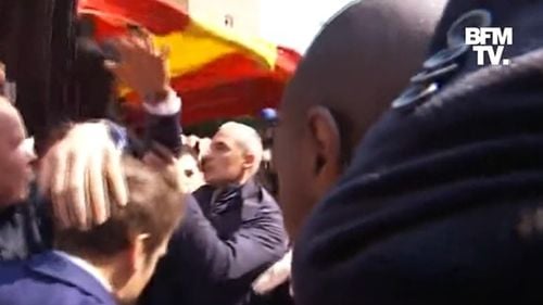 VIDEO O persoană a încercat să arunce cu roșii în Emmanuel Macron, într-o piață din Cergy