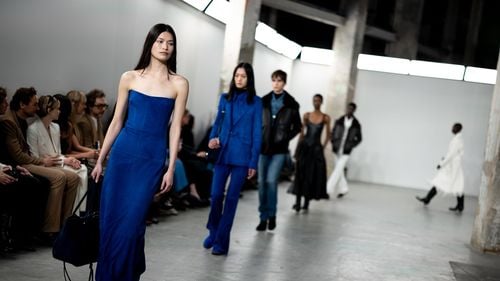 Gabriela Hearst aduce activismul pe podium: modă sustenabilă și simboluri ale renașterii la Paris Fashion Week