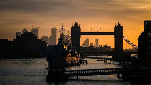 În Anglia și Țara Galilor intră marți în vigoare un registru electronic al căsătoriilor, iar pe certificat va fi adăugat, în premieră, și numele mamelor soților, nu doar cel al taților