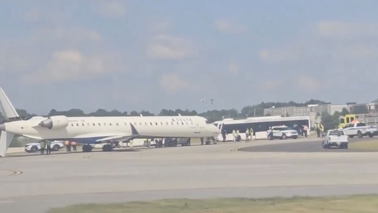 Coliziune între două avioane pe aeroportul din Atlanta, fără victime, soldată cu pagube importante. Coada unui avion, desprinsă de aeronavă pe cel mai frecventat aeroport din lume