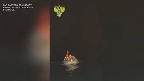 VIDEO Un rus a fost salvat după două luni petrecute pe o barcă în derivă în largul coastei Siberiei