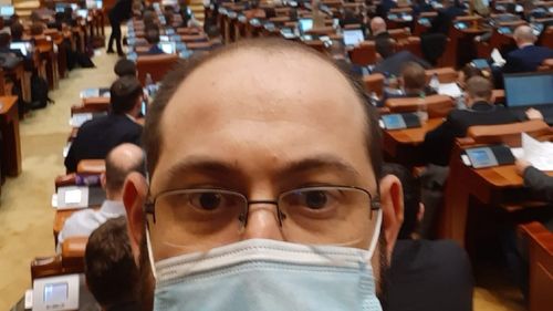 Deputatul Tudor Benga (USR), critic la adresa modului în care a fost adoptat bugetul: An de an, Parlamentul joacă această operetă, îşi abandonează datoria de a controla Executivul