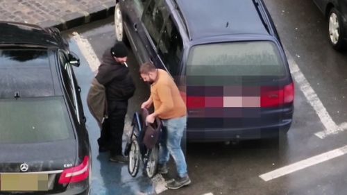 VIDEO Un polițist semnalează cazul unui bărbat care se ridică din scaunul cu rotile și merge, după ce ar fi cerșit mai multe ore în Brașov / ”Îmi voi păstra aceeași convingere: Mâna întinsă nu primește ajutor”