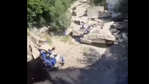 UPDATE Cantitate mare de țiței pe râul Tazlău din județul Bacău / Râul e afectat pe aproximativ 3,5 km / OMV Petrom, amendat cu 150 de mii de lei de Apele Române / Compania susține că era vorba de apă de zăcământ și nu de țiței