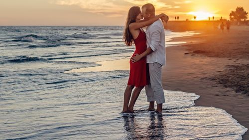 Primul sărut datează de acum 21 de milioane de ani, spun oamenii de știință