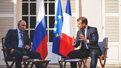 Dublul limbaj al lui Emmanuel Macron față de Rusia: Acum trei luni pleda pentru dialog strategic cu Moscova, acum o acuză de destabilizarea democrațiilor occidentale