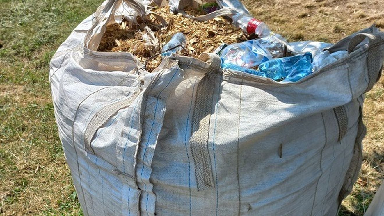 Acțiune de salubrizare a râului Jiu: 225 de saci și 2 autobasculante de gunoi colectate