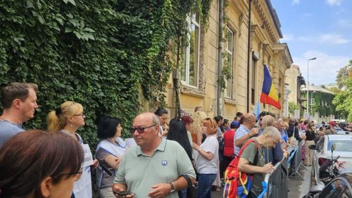A doua zi de proteste organizate de sindicate la sediul Ministerului Educației și Cercetării / Manifestanții cer „Daniel David Demisia”