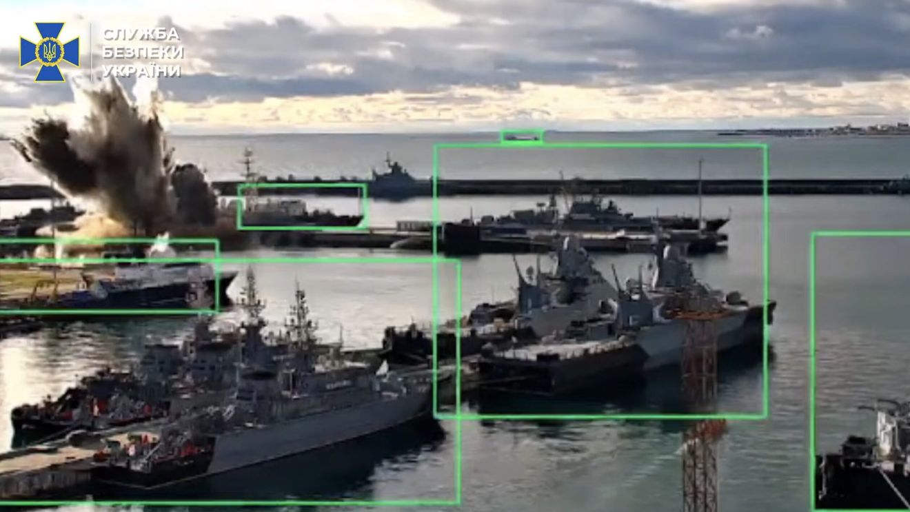 VIDEO Ucraina afirmă că a lovit, în premieră, un submarin rusesc în portul Novorosiisk din Marea Neagră
