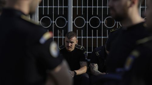 GALERIE FOTO A început protestul polițiștilor din penitenciare/ Aceștia refuză să intre la serviciu timp de patru ore și nu vor ieși cu deținuții la muncă