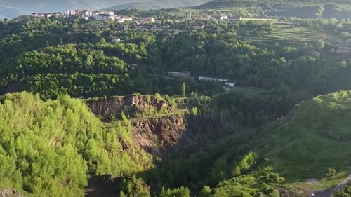 VIDEO Ce a rămas în urma fostelor cariere de fier din jurul Hunedoarei / Fostele câmpuri miniere ascund capcane pentru oameni și animale / O pădure tânără acoperă cariera Ghelari