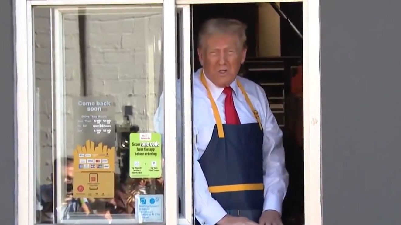 VIDEO Trump a servit clienţi la un McDonald’s şi a susţinut o conferinţă de presă de la fereastra pentru drive-thru