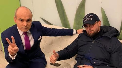 Rareș Bogdan anunță că pleacă de la Realitatea TV dacă Oreste Teodorescu și Oana Stănciulescu nu vor fi reprimiți. Oreste acuzase că e cenzurat pentru că nu a vrut să intre în partidul lui Cozmin Gușă
