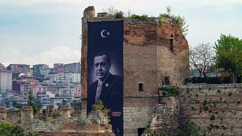 Turcia 2023: Băiat de 16 ani arestat și condamnat la închisoare pentru vandalizarea unui poster al președintelui Erdogan