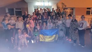 89 de ucraineni, evacuați dintr-un cămin din Sectorul 5 / ”Vă rugăm să ne ajutați să stăm în acest centru. Nu vrem să ne mutăm” / Căminul aparține primăriei de sector, iar primarul e în închisoare