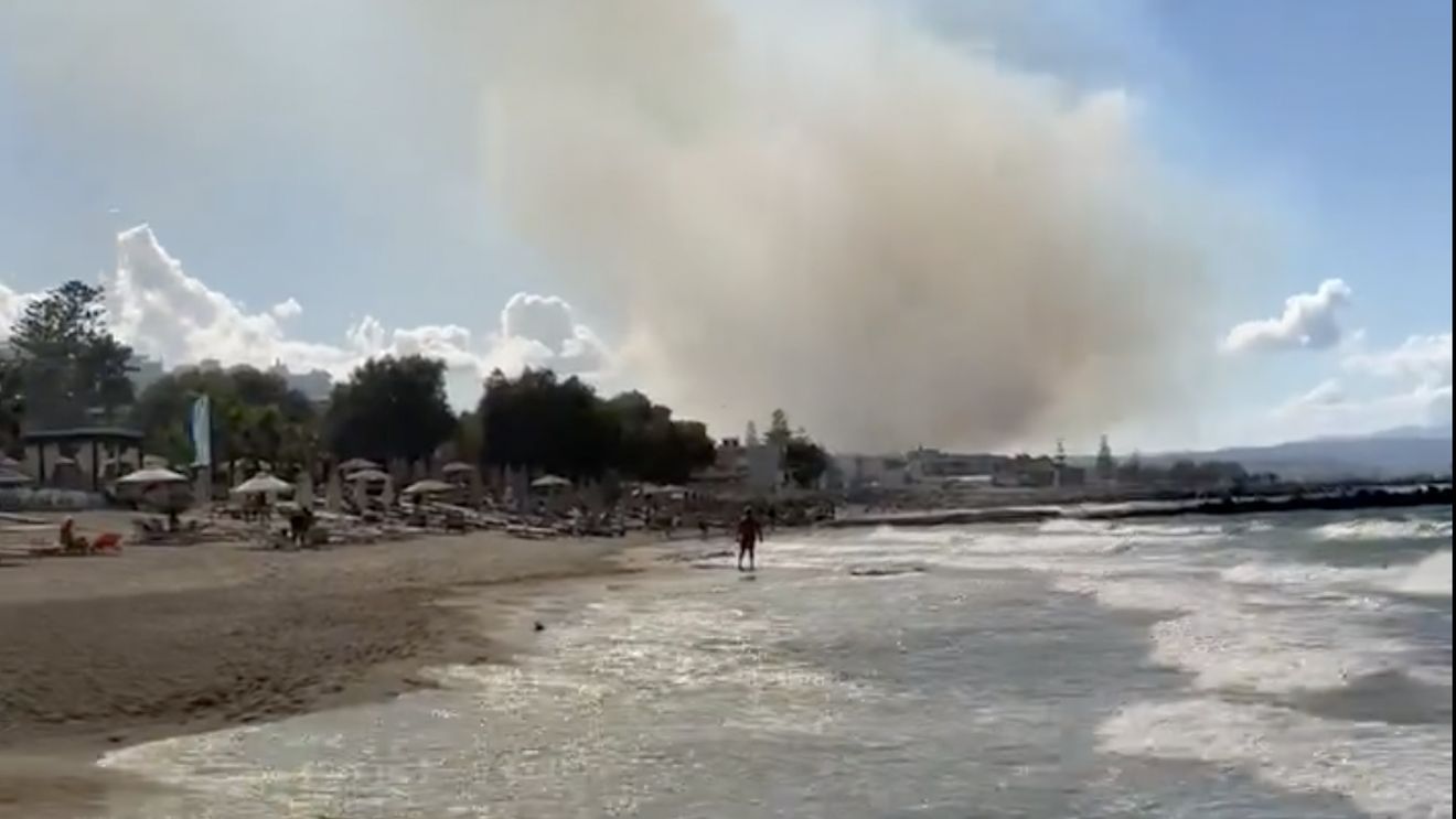Hoteluri din Creta, evacuate în urma izbucnirii unui incendiu de vegetaţie