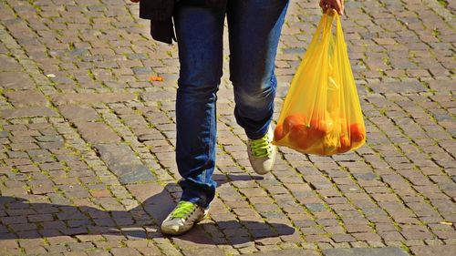 Consumul de pungi de plastic subţiri continuă să scadă în UE