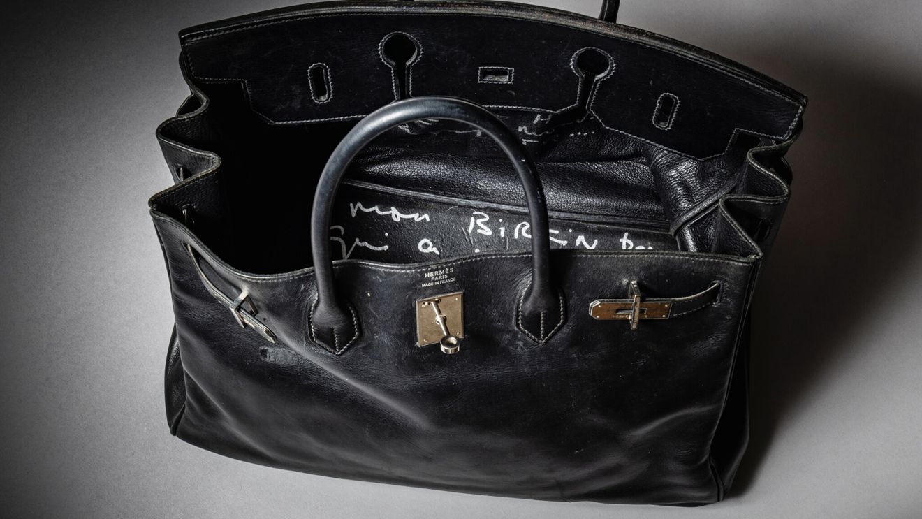 O nouă geantă Hermès Birkin estimată între 230.000 și 430.000 de dolari, care i-a aparținut lui Jane Birkin, scoasă la licitație în Abu Dhabi