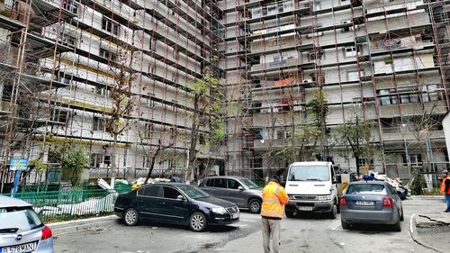 VIDEO Anvelopări de blocuri făcute de mântuială în București: cum muncesc constructorii la temperaturi scăzute, când lucrul cu adezivul e interzis