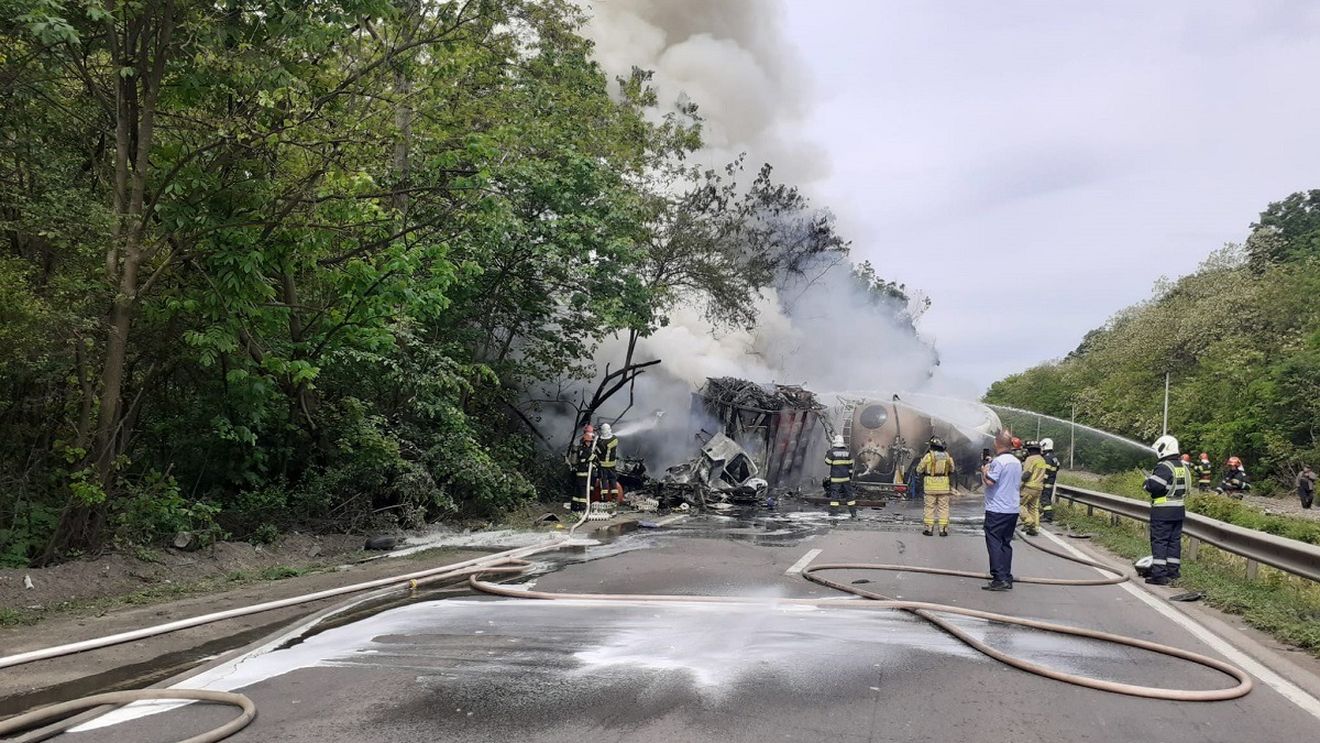 Traficul rutier oprit pe centura Capitalei: incendiu pe șosea după ce un tir și o cisternă s-au lovit / O persoană a murit și una este rănită
