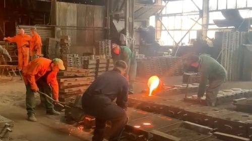 Cum se resimte canicula într-o turnătorie: ”Inițial le spusesem de ora 13:00, dar fiecare pleacă acasă când simte. Nu poți ști ce capacitate are fiecare muncitor” / Cuptorul care încălzește fonta ajunge la 1.200 de grade