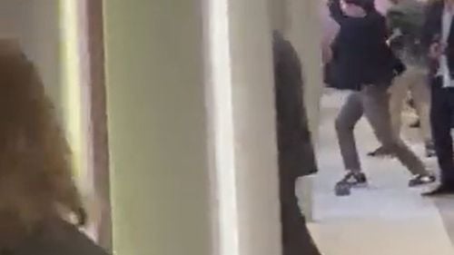 VIDEO Olanda: Bărbați înarmați au pătruns în salonul de artă din Maastricht, unde au încercat să spargă cu barosul o vitrină