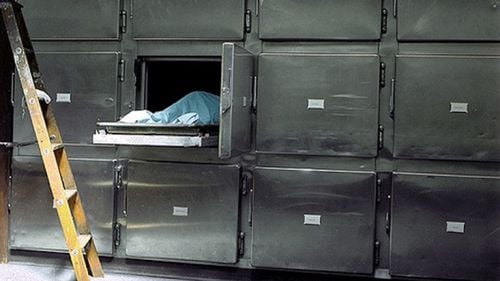 Cadavrul unei sibience ucisă la Zaragoza a fost predat familiei pentru înmormântare abia după trei ani. Cererea părinților a fost respinsă pentru că se dorea o nouă autopsie