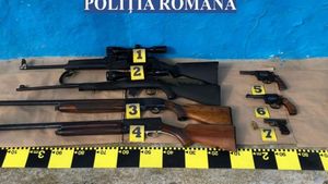 VIDEO Soţiile asasinilor care au executat acum doi ani un afacerist din Vrancea, acuzate că încercau să vândă arme militare