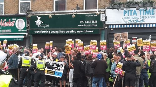 Poliţia britanică este pregătită pentru noi revolte, iar premierul Starmer promite acţiuni rapide împotriva protestatarilor. Regele Charles a cerut să fie informat zilnic despre situaţie