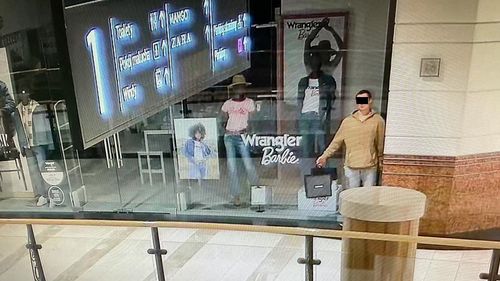 Un polonez care poza în manechin în fața unei vitrine dintr-un mall din Varșovia a dat mai multe spargeri în magazine după ora închiderii