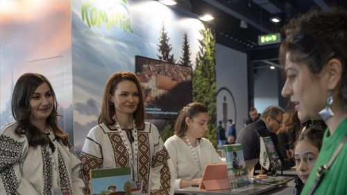 România la târgul de turism de la Milano, BIT 2023: Au fost prezenţi meşteri în arta încondeierii ouălor şi în ţesut şi confecţionat zgărdane şi brăţări
