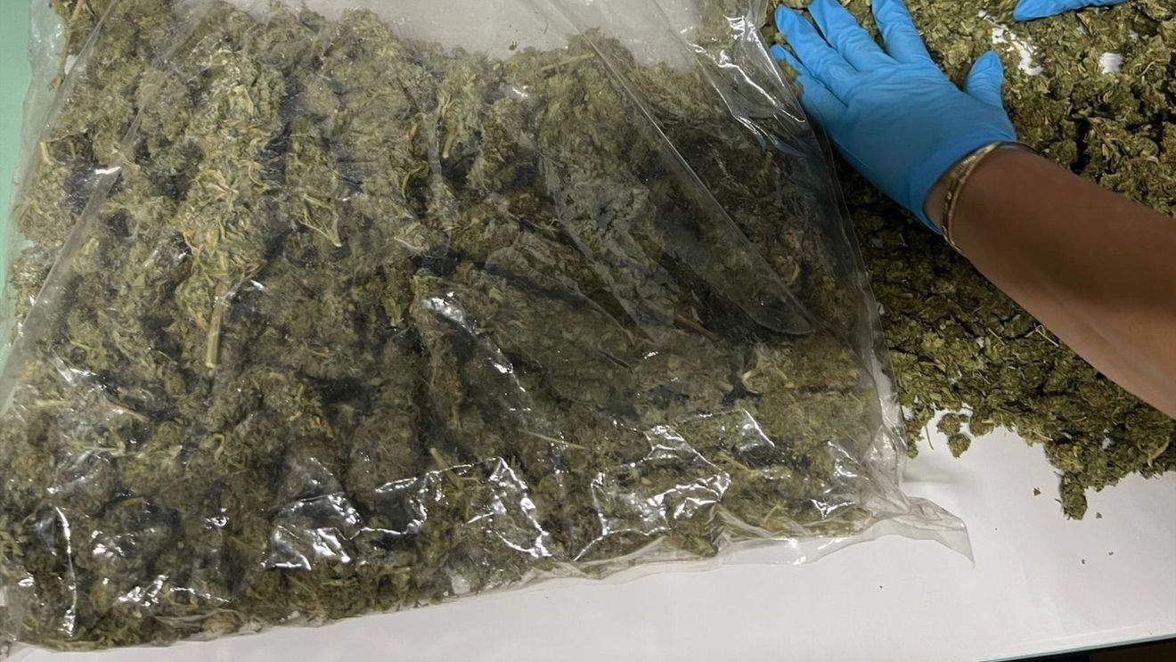 Traficant de droguri prins de polițiști în trafic, în Satu Mare / Era drogat și avea acasă peste un kilogram, de canabis