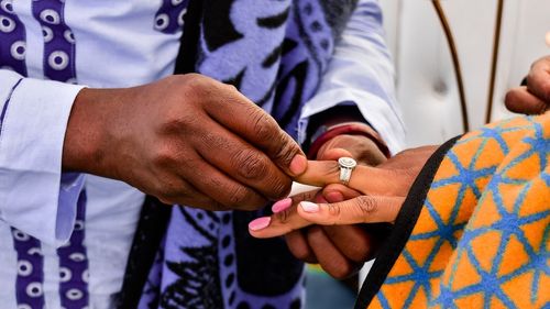 Scandal în Ghana după ce un preot tradițional, în vârstă de 63 de ani, s-a căsătorit cu o fetiță de 12 ani/ Vârsta minimă legală este de 18 ani, iar căsătoriile tradiționale în care sunt implicați copii nu sunt recunoscute legal